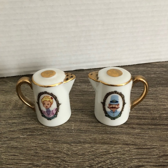 Vtg Disneyland Salt and Pepper Shakers - Picture 4 of 12